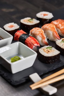 Suşi çeşitleri soya ve wasabi ile servis edilir.