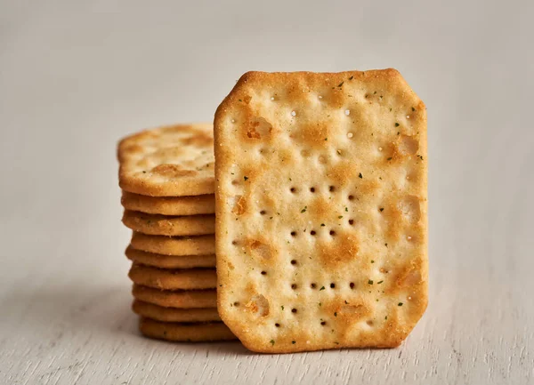 Crackers Asin Dengan Herbal Closeup Pada Papan Kayu Putih — Stok Foto