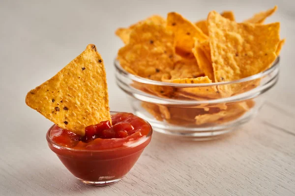 Nachos Mexicanos Con Salsa Una Tabla Madera Blanca —  Fotos de Stock