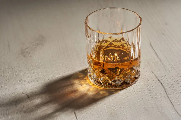 波旁威士忌或苏格兰威士忌 装在木制木板上精美的玻璃杯中 — 图库照片