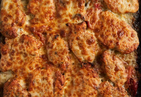 Eritilmiş Parmesan Çedar Peyniri Ile Pişirilmiş Mediterannean Tavuk Göğsü Fırını — Stok fotoğraf