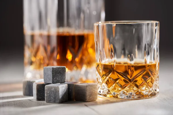 威士忌在木板上的石头上 — 图库照片