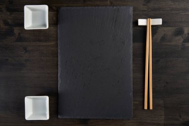 Koyu tahta üzerinde suşi masası.