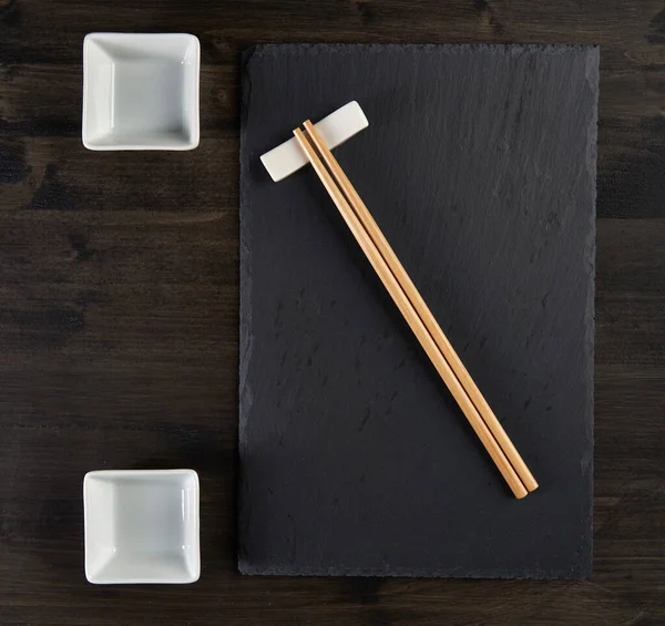 Configuração Mesa Sushi Uma Placa Madeira Escura — Fotografia de Stock