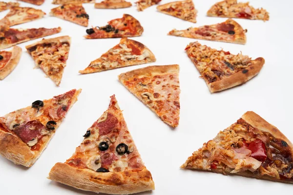 Beyaz Arka Planda Izole Edilmiş Taze Pişmiş Pizza Dilimleri — Stok fotoğraf