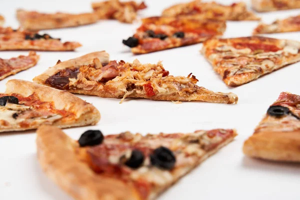 Beyaz Arka Planda Izole Edilmiş Taze Pişmiş Pizza Dilimleri — Stok fotoğraf