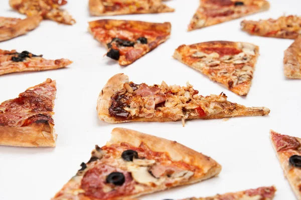 Close Van Vers Gebakken Pizza Plakjes Geïsoleerd Witte Achtergrond — Stockfoto