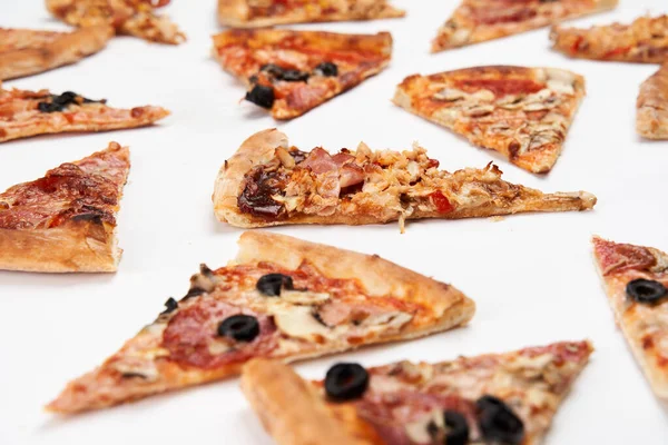 Närbild Nybakade Pizzabitar Isolerad Vit Bakgrund — Stockfoto