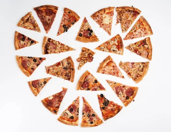 Fatias Pizza Formando Uma Forma Coração Isolado Branco — Fotografia de Stock