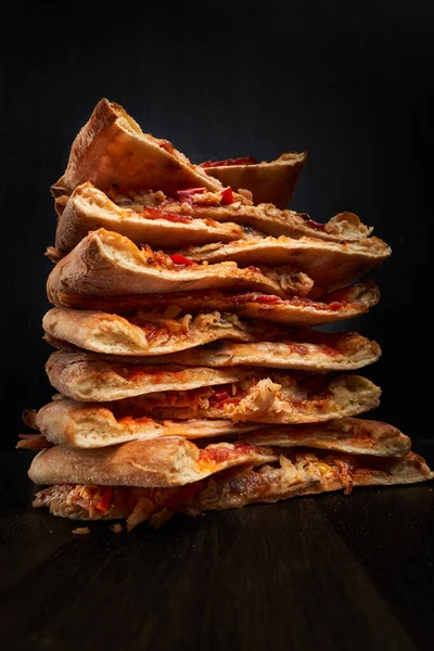 Pizza Kulesi Geniş Açılı Dilimler Dikey Olarak Istiflenmiş — Stok fotoğraf