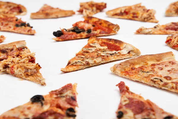 Detailní Záběr Čerstvě Upečené Pizzy Plátky Izolované Bílém Pozadí Stock Snímky