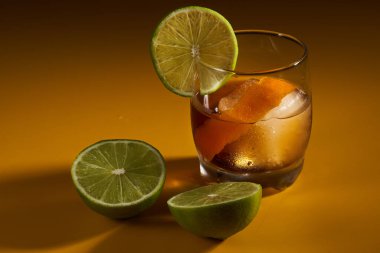 Viski, rom ve kola ile Küba libre kokteyli.