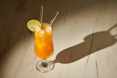 Buzlu turuncu alkolsüz kokteyl, ferahlatıcı bir yaz içeceği.