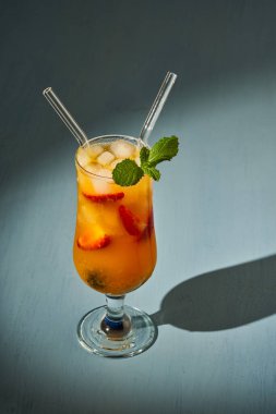 Çilekli ve yaban mersinli portakal kokteyli, yaz içkisi.