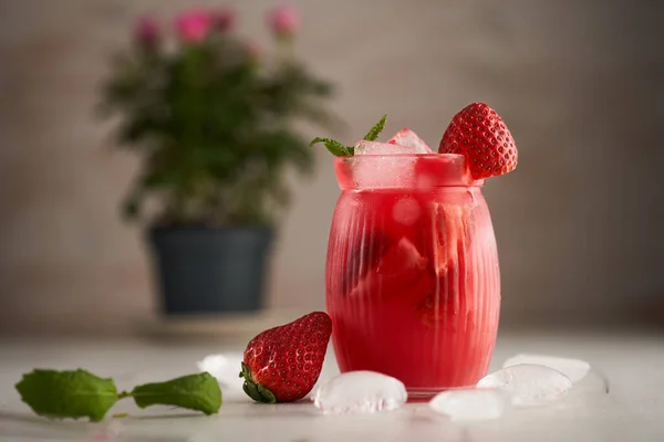 Verfrissende Cocktail Met Aardbeien Een Pot Achtig Glas Een Houten — Stockfoto