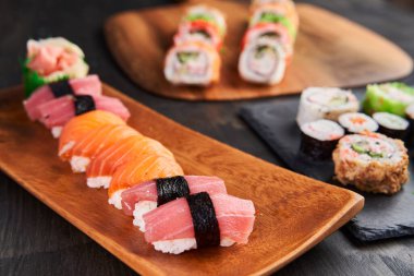 Lezzetli bir suşi çeşidi. Yeni hazırlandı.