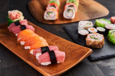 Lezzetli bir suşi çeşidi. Yeni hazırlandı.