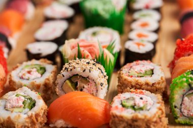 Lezzetli bir suşi çeşidi. Yeni hazırlandı.