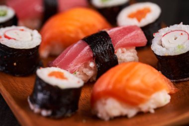 Lezzetli bir suşi çeşidi. Yeni hazırlandı.