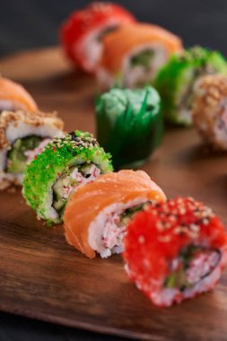 Lezzetli bir suşi çeşidi. Yeni hazırlandı.