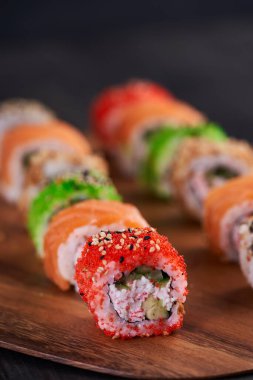 Lezzetli bir suşi çeşidi. Yeni hazırlandı.