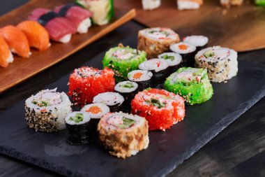 Lezzetli bir suşi çeşidi. Yeni hazırlandı.