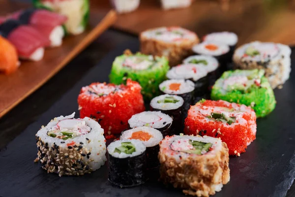 Lezzetli bir suşi çeşidi. Yeni hazırlandı.