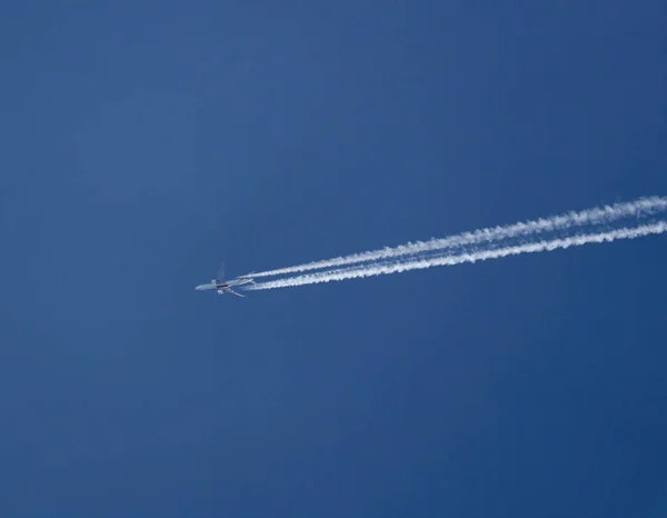 Açık Mavi Gökyüzünde Ardında Buhar Izi Bırakan Bir Uçak — Stok fotoğraf