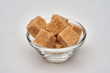 Beyaz arkaplanda izole edilmiş kahverengi şeker küpleri, yakın çekim