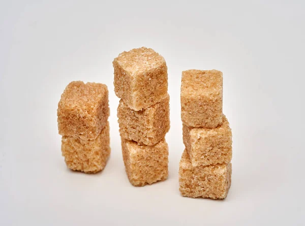 Cubos Açúcar Mascavo Isolados Sobre Fundo Branco Tiro Close — Fotografia de Stock