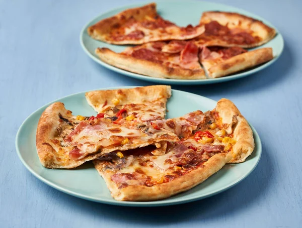 Mavi Ahşap Arka Planda Barbekü Pepperoni Pizza — Stok fotoğraf