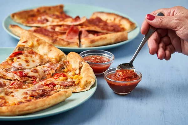 Kadın Eli Pizza Dilimlerine Acı Sos Sürüyor Yakın Plan — Stok fotoğraf