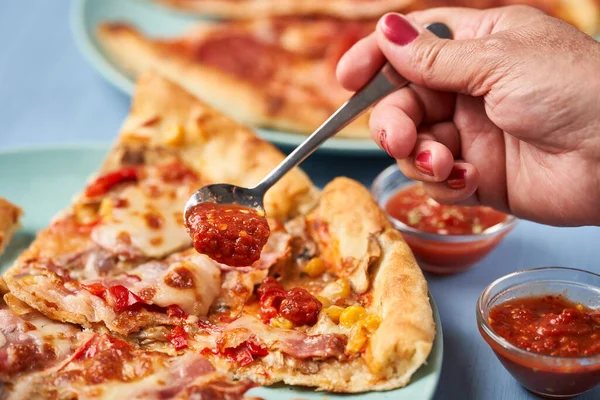 Kvinnlig Hand Sprider Varm Sås Pizza Skivor Närbild — Stockfoto