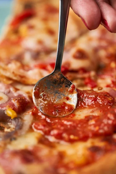 Vrouwelijke Hand Verspreiden Hete Saus Een Pizza Plakjes Close — Stockfoto