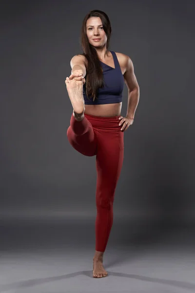 Mujer Entrenadora Yoga Utthita Hasta Padangusthasana Pose — Foto de Stock