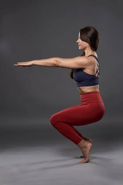 Mujer Practicante Yoga Postura Utkatasana Silla —  Fotos de Stock