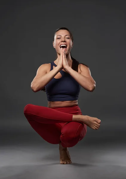 Donna Yoga Trainer Facendo Una Posa Yoga Potenza Sfondo Grigio — Foto Stock