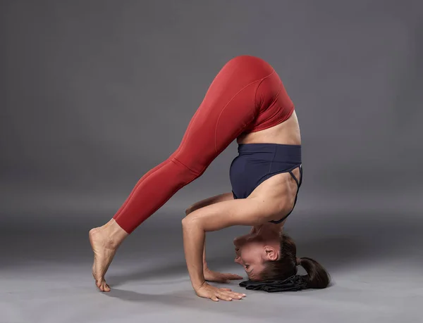 Kvinna Yogautövare Gör Sirsasana Huvud Stativ Pose — Stockfoto