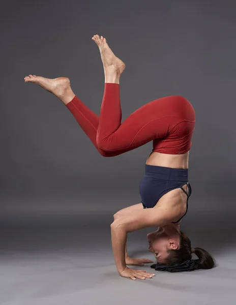 Kvinna Yogautövare Gör Sirsasana Huvud Stativ Pose — Stockfoto