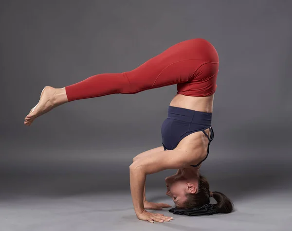 Mujer Practicante Yoga Haciendo Pose Sirsasana Cabecera — Foto de Stock