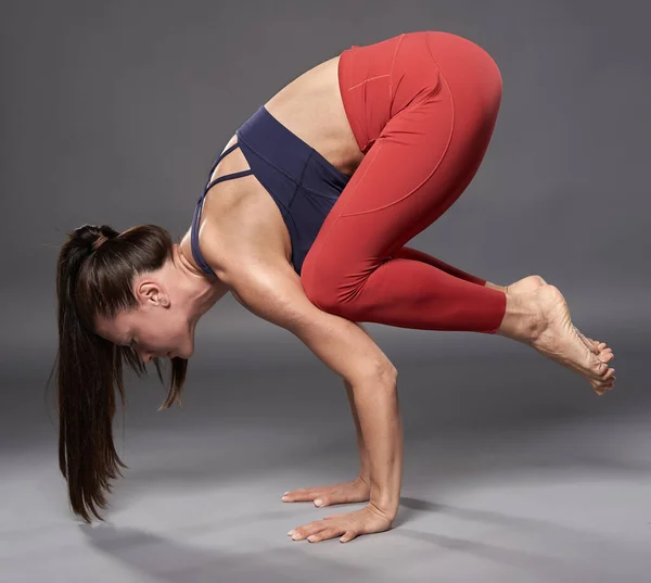 Kvinna Yoga Tränare Gör Kakasana Kråka Pose — Stockfoto
