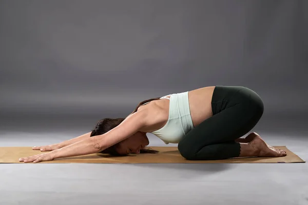 Kvinnlig Yogatränare Balasana Barnets Pose — Stockfoto