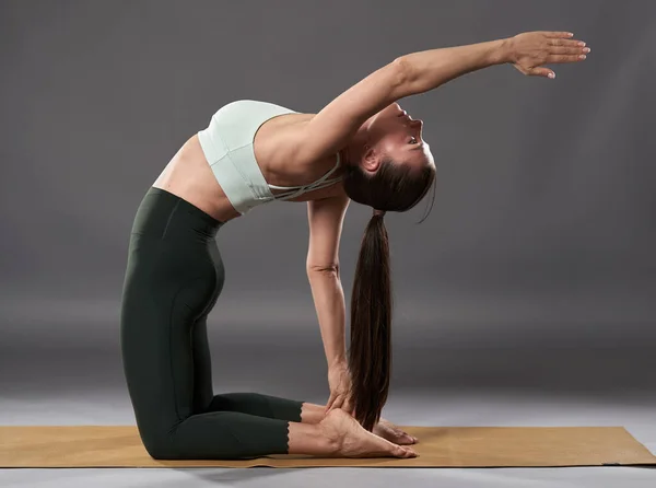 Yoga Trainerin Der Ustrasana Kamel Pose — Stockfoto