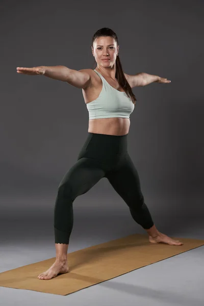 Vrouw Yoga Beoefenaar Doet Virabhadrasana Krijger Pose — Stockfoto