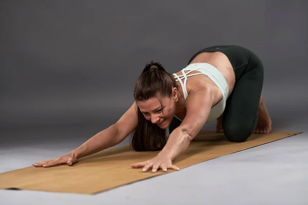 Kvinnlig Yogatränare Balasana Barnets Pose — Stockfoto