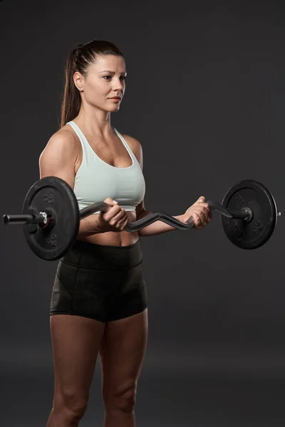 Femme Faisant Biceps Boucle Avec Haltère Isolé Sur Fond Gris — Photo