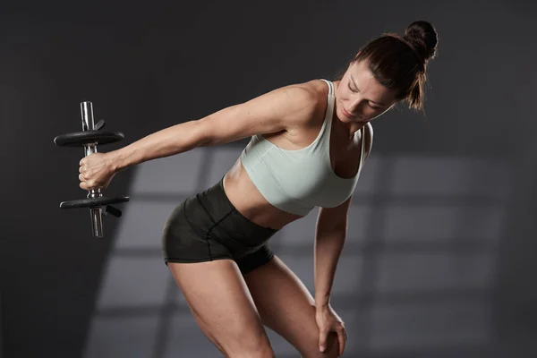 Mujer Haciendo Entrenamiento Tríceps Con Mancuerna Ligera — Foto de Stock