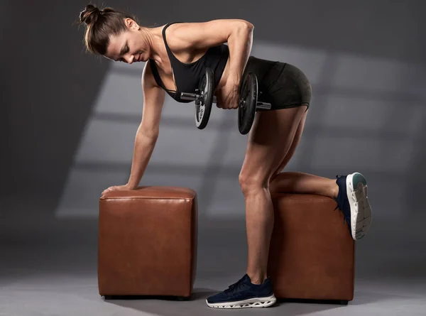 Frau Macht Hantelrudertraining Für Den Rücken — Stockfoto