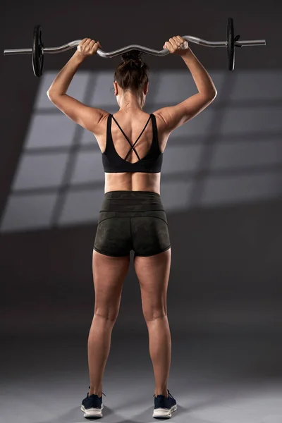 Kobieta Robi Trening Mięśnia Naramiennego Zakrzywioną Sztangą — Zdjęcie stockowe