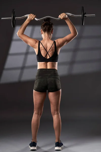 Mujer Haciendo Ejercicio Deltoide Con Barra Curva — Foto de Stock